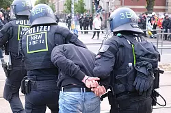 Polizisten habe einen Mann in Gewahrsam genommen. - © Sebastian Willnow/dpa