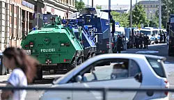 Einsatzfahrzeuge der Polizei an der Polizeidirektion in Leipzig. - © Hendrik Schmidt/dpa
