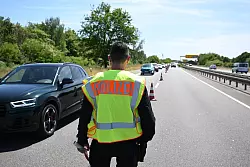 Ein Kontrollpunkt an der Bundesstraße B2. - © Robert Michael/dpa