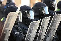 Die Polizei hat sich in Leipzig auf einen Großeinsatz eingestellt. - © Robert Michael/dpa