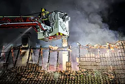 In Hagen brannten gleich drei Dachst&uuml;hle eines Geb&auml;udekomplexes. - &copy; Alex Talash/dpa