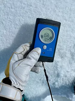 Notfallausstattung wie LVS-Ger&auml;t, Sonde und Schaufel sind im freien Gel&auml;nde unverzichtbar. - &copy; Bernhard Krieger/dpa-tmn