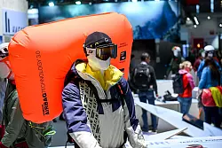 Kann Leben Retten: Lawinenrucks&auml;cke sollen Skifahrer im Ernstfall oben halten, sodass sie nicht unter den Schneemassen versch&uuml;ttet werden. - &copy; Tobias Hase/dpa/dpa-tmn