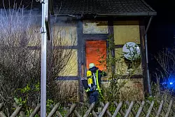 Bei einem Wohnungsbrand in Porta Westfalica ist eine Person gestorben. - © Michael Horst/Feuerwehr Porta/dpa