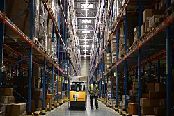 Ein Hochregallager von DHL mit Unmengen an Paketen, die an Einzelh&auml;ndler in Deutschland geschickt werden. (Archivbild) - &copy; Wolf von Dewitz/dpa