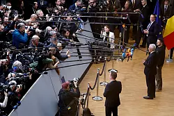 Selenskyj (r) ist zu Gast beim EU-Gipfel. - © Omar Havana/AP/dpa