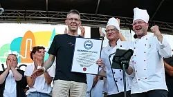 Nach der Aktion gab es eine Urkunde f&uuml;r den Rekord. - &copy; Daniel L&ouml;b/dpa