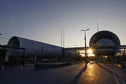Das Cern in Genf hat 2023 ein Besucherzentrum mit Physik zum Anfassen eingeweiht - in Form von R&ouml;hren, die dem Teilchenbeschleuniger nachempfunden sind. (Archivbild) - &copy; Salvatore Di Nolfi/KEYSTONE/dpa