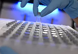 Die Chemie- und Pharmabranche gibt im Industrievergleich besonders viel für Forschung aus (Archivbild) - © Arne Dedert/dpa