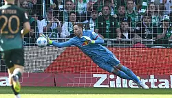 Peter Gulacsi sicherte RB Leipzig in Bremen mit starken Paraden zumindest einen Punkt. - © Carmen Jaspersen/dpa