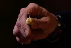 Der Hauptgewinn &uuml;ber vier Millionen Euro f&uuml;r ein ganzes Los lie&szlig; dieses Jahr circa eineinhalb Stunden auf sich warten. Um 10.44 Uhr wurde er gezogen. - &copy; Manu Fernandez/AP/dpa