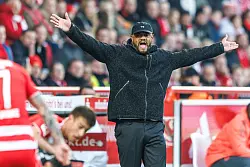 Vincent Kompany verzichtete auf große Rotation nach dem Kraftakt von Paris. - © Andreas Gora/dpa