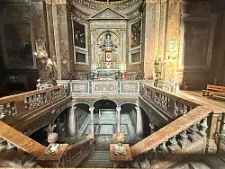 Unter dem Altar liegen Reliquien des heilig gesprochenen Papstes Silvester I.. (Archivbild) - &copy; Christoph Sator/dpa