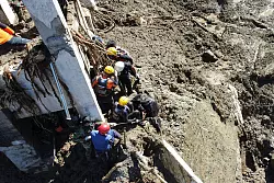 Die Zahl der Toten auf Sumatra steigt weiter - und viele Menschen werden noch vermisst. - © Ali Nayaka/AP/dpa