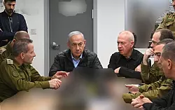 Israels Ministerpr&auml;sident Benjamin Netanjahu (M.l) bei einer Lagebesprechung mit der Milit&auml;rf&uuml;hrung. - &copy; -/Israel Mod/Xinhua/dpa