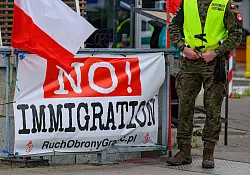 Das Banner stammt von der rechtsradikalen «Bewegung zur Verteidigung der Grenzen», die zu eigenmächtigen Grenzpatrouillen aufruft. - © Patrick Pleul/dpa