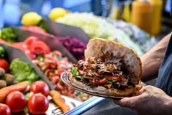 Schon kleine Änderungen bei der Döner-Zusammenstellung können die Klimabilanz deutlich verbessern. - © Jens Kalaene/dpa/dpa-tmn