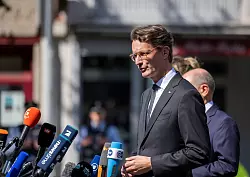 Für Ministerpräsident Hendrik Wüst ist der Anschlag von Solingen eines der einschneidendsten Ereignisse der Landesgeschichte Nordrhein-Westfalens. (Archivbild) - © Thomas Banneyer/dpa