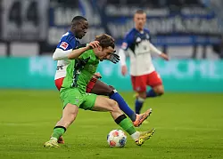 Jean-Luc Domp&eacute; (l, Hamburger SV) und Rocco Reitz (Bor. M&ouml;nchengladbach) k&auml;mpfen um den Ball. - &copy; Marcus Brandt/dpa