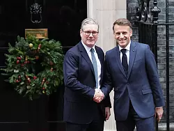 Auch Emmanuel Macron reiste für die Gespräche nach London. - © Jonathan Brady/PA Wire/dpa