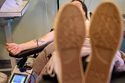 Viele Menschen spenden nach dem Anschlag spontan Blut. - © Klaus-Dietmar Gabbert/dpa