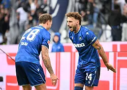 Siegtorschütze Schleusener (r) warnte nach dem Sieg vor Übermut. - © Uli Deck/dpa