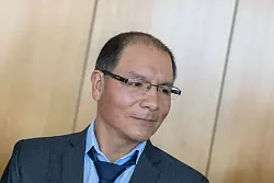 Der Bergführer und Landwirt Saul Luciano Lliuya will, dass sich der Energiekonzern RWE an den Kosten für Sicherungsmaßnahmen gegen eine befürchtete Gletschersee-Flutwelle beteiligt, die seiner Ansicht nach durch den Klimawandel ausgelöst werden könnte. (Archivbild) - © Rolf Vennenbernd/dpa