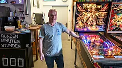 «Angefangen zu flippern habe ich mit 15, aufgehört mit 16 – die Arbeit war wichtiger», erzählt der 59-jährige Elektromeister. Doch die Faszination ließ ihn nie los. - © Jens Kalaene/dpa