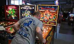 Inhaber Jörg Meißner macht seine Sammlung jedes Wochenende Besuchern zugänglich. - © Jens Kalaene/dpa