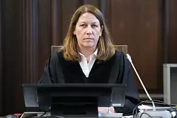 Die Vorsitzende Richterin Isabel Hildebrandt hat viele Fragen an den mutma&szlig;lichen Chef der Entf&uuml;hrer. - &copy; Marcus Brandt/dpa