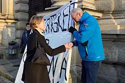 Auch am 26. Verhandlungstag sind Unterst&uuml;tzer von Christina Block zum Landgericht gekommen. - &copy; Georg Wendt/dpa