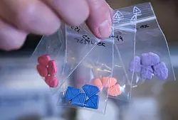 Synthetische Drogen - harmlos anzuschauen, aber gefährlich. - © Arne Dedert/dpa