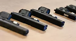 Kriminelle verwenden auch zu scharfen Waffen umgebaute Schreckschusswaffen. - © Arne Dedert/dpa