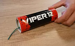 Auch solche Knallkörper setzen kriminelle Banden ein. - © Arne Dedert/dpa