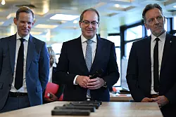 Hendrik Streeck (l-r), Drogenbeauftragter der Bundesregierung, Alexander Dobrindt (CSU), Bundesinnenminister, und Holger Münch, BKA-Präsident. - © Arne Dedert/dpa