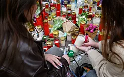 Zahlreiche Menschen legen am Tatort Blumen ab und trauern um den erschossenen jungen Mann. - &copy; Izabela Mittwollen/dpa