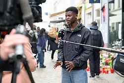 Das Medieninteresse an der Kundgebung ist gro&szlig; - Suraj Mailitafi von der Initiative &laquo;Gerechtigkeit f&uuml;r Lorenz&raquo; gibt Interviews. - &copy; Izabela Mittwollen/dpa