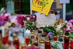 Die Anteilnahme nach den t&ouml;dlichen Sch&uuml;ssen aus einer Polizeiwaffe auf den 21 Jahre alten Lorenz in Oldenburg ist gro&szlig;. - &copy; Izabela Mittwollen/dpa