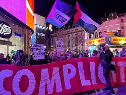 Der Konflikt beschäftigt den Fußball schon länger. - © Jan Mies/dpa