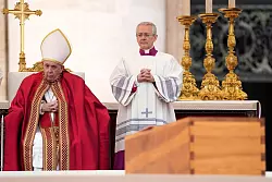 Franziskus hält auf dem Petersplatz die Trauermesse für seinen verstorbenen Vorgänger Benedikt XVI. (Archivbild) - © Andrew Medichini/AP/dpa