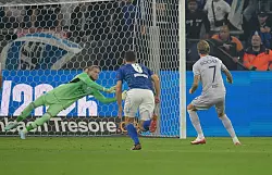 Kevin Vogt vergibt vom Elfmeterpunk. - &copy; Anke Waelischmiller/dpa