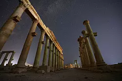 In der antiken Wüstenstadt Palmyra sollen Unbekannte US-Soldaten und syrische Streitkräfte beschossen und verletzt haben. (Archiv) - © Ghaith Alsayed/AP/dpa