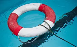 Schwimmen macht Spaß, birgt aber auch Gefahren. Menschen sollten diese nicht unterschätzen. (Symbolbild) - © Ole Spata/dpa-Zentralbild/dpa