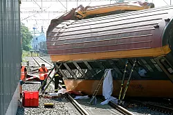Der Personenzug ist frontal mit einem G&uuml;terzug zusammengesto&szlig;en. - &copy; Vost&aacute;rek Josef/CTK/dpa