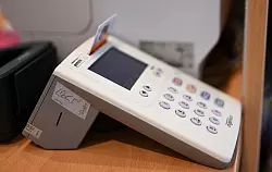 Mit dem Einstecken der Versichertenkarte wird ein Zugriffsrecht auf die E-Akte gegeben. (Archivbild) - &copy; Annegret Hilse/Reuters/Pool/dpa