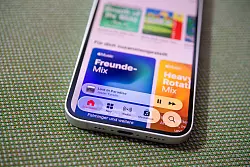 Neu, etwas transparenter, runder und schwebend: Die Benutzeroberfläche von iOS wurde mit Version 26 optisch erneuert. - © Nico Tapia/dpa-tmn