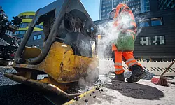 Richtige Arbeitsschutzkleidung darf auch bei widrigen Wetterbedingungen nicht einfach abgelegt werden. - © Florian Gaertner/dpa/dpa-tmn