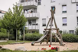 Gehört zum Mehrgenerationenhaus - für den Bau des Spielplatzes haben sich die Bewohnerinnen und Bewohner eingesetzt. - © Leo Schöwerling/dpa-tmn
