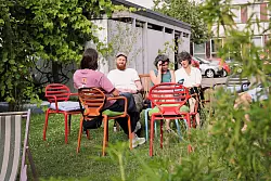 Im Garten sind auch Gäste herzlich willkommen. - © Leo Schöwerling/dpa-tmn