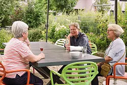 Gemeinsame Zeit: Bruni Scheibe (r) sitzt mit zwei weiteren Bewohnerinnen im Garten. - © Leo Schöwerling/dpa-tmn